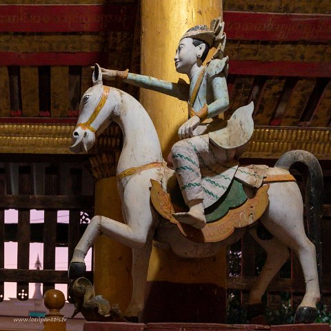 20191120__00095-9 Pagode Shwezigon: statue symbolique de Bouddha sortant de son palais à cheval ce qui l'aménera à découvrir, la vieillesse, la maladie, la mort et un moine...